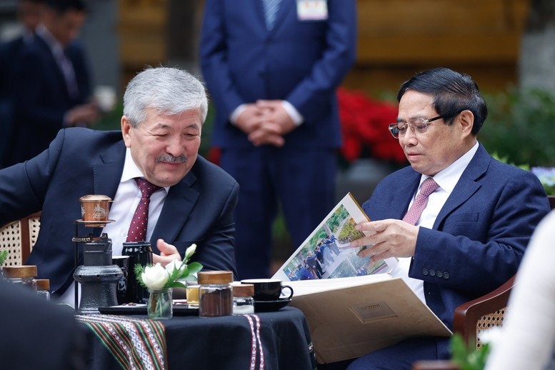 Hai Thủ tướng xem album tổng hợp hình ảnh các hoạt động của Thủ tướng Adylbek Kasymaliev tại Việt Nam - Ảnh: VGP/Nhật Bắc Hai Thủ tướng xem album tổng hợp hình ảnh các hoạt động của Thủ tướng Adylbek Kasymaliev tại Việt Nam - Ảnh: VGP/Nhật Bắc