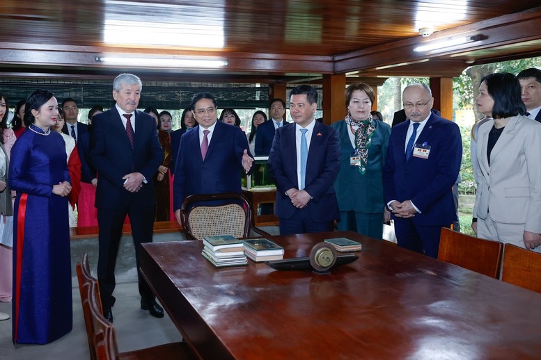 Thủ tướng Phạm Minh Chính giới thiệu với Thủ tướng Adylbek Kasymaliev về Nhà sàn Bác Hồ, cùng cuộc đời và sự nghiệp của Chủ tịch Hồ Chí Minh vĩ đại, Anh hùng giải phóng dân tộc, Danh nhân văn hóa thế giới - Ảnh: VGP/Nhật Bắc Thủ tướng Phạm Minh Chính giới thiệu với Thủ tướng Adylbek Kasymaliev về Nhà sàn Bác Hồ, cùng cuộc đời và sự nghiệp của Chủ tịch Hồ Chí Minh vĩ đại, Anh hùng giải phóng dân tộc, Danh nhân văn hóa thế giới - Ảnh: VGP/Nhật Bắc