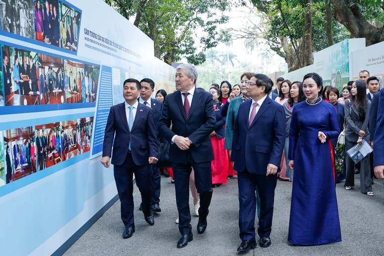 Hai Thủ tướng thăm trưng bày hình ảnh đại diện các tổ chức quốc tế, nguyên thủ quốc gia thăm Khu Di tích Phủ Chủ tịch - Ảnh: VGP/Nhật Bắc Hai Thủ tướng thăm trưng bày hình ảnh đại diện các tổ chức quốc tế, nguyên thủ quốc gia thăm Khu Di tích Phủ Chủ tịch - Ảnh: VGP/Nhật Bắc