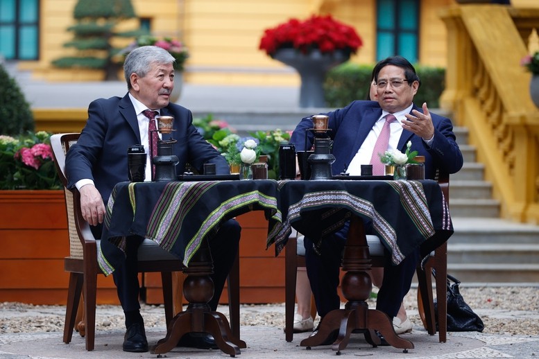 Trước tượng đồng "Bác Hồ ngồi làm việc trong vườn hoa Phủ Chủ tịch", Thủ tướng Phạm Minh Chính mời Thủ tướng Adylbek Kasymaliev thưởng thức cà phê Việt Nam, đồng thời giới thiệu về văn hóa cà phê, ngành hàng cà phê của Việt Nam, cũng như đường lối đối ngoại và truyền thống văn hóa phong phú, lịch sử hào hùng của dân tộc Việt Nam - Ảnh: VGP/Nhật Bắc Trước tượng đồng "Bác Hồ ngồi làm việc trong vườn hoa Phủ Chủ tịch", Thủ tướng Phạm Minh Chính mời Thủ tướng Adylbek Kasymaliev thưởng thức cà phê Việt Nam, đồng thời giới thiệu về văn hóa cà phê, ngành hàng cà phê của Việt Nam, cũng như đường lối đối ngoại và truyền thống văn hóa phong phú, lịch sử hào hùng của dân tộc Việt Nam - Ảnh: VGP/Nhật Bắc