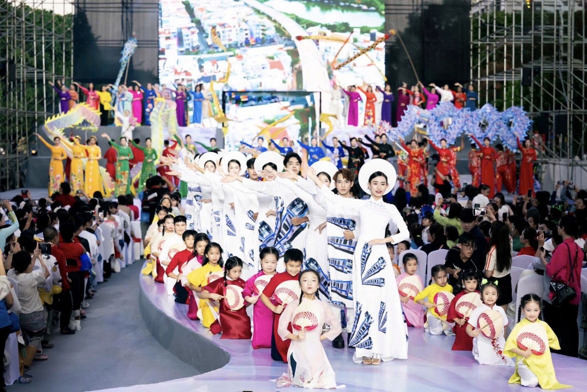 Nhiều trang phục áo dài xinh đẹp được trình diễn tại bán kết 1 cuộc thi Duyên dáng áo dài Nhiều trang phục áo dài xinh đẹp được trình diễn tại bán kết 1 cuộc thi Duyên dáng áo dài