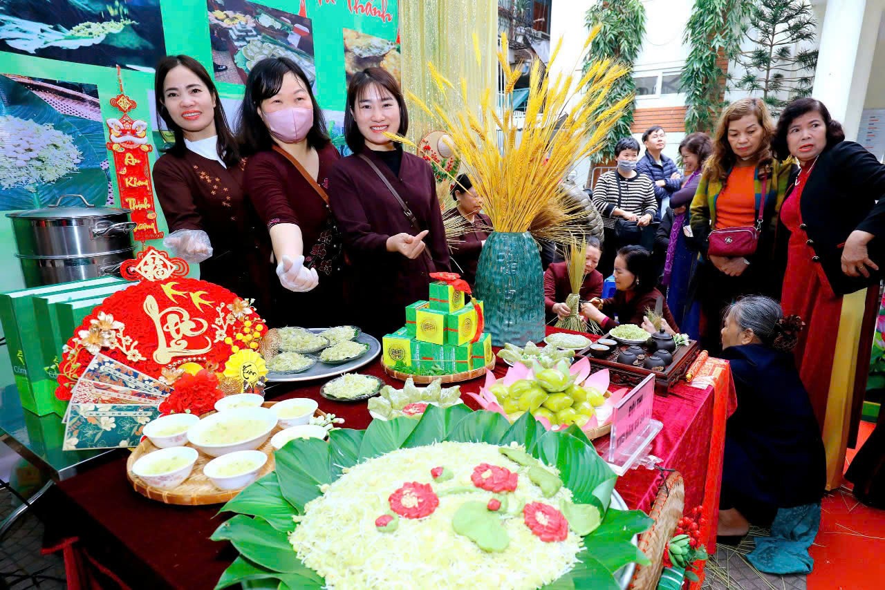 Lễ hội Đình Hậu: Sắc màu truyền thống và tinh hoa Cốm Làng Vòng Lễ hội Đình Hậu: Sắc màu truyền thống và tinh hoa Cốm Làng Vòng