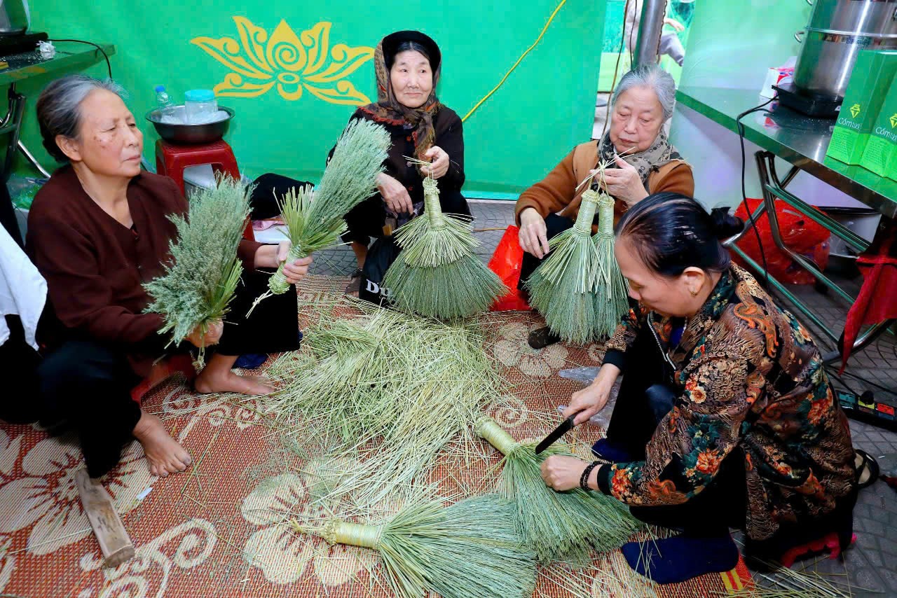 Lễ hội Đình Hậu: Sắc màu truyền thống và tinh hoa Cốm Làng Vòng Lễ hội Đình Hậu: Sắc màu truyền thống và tinh hoa Cốm Làng Vòng