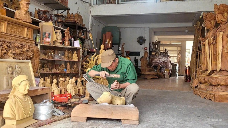 Nghệ nhân Tô Văn Hữu (HTX Thủ công mỹ nghệ Đồng Minh, huyện Vĩnh Bảo) tỉ mỉ điêu khắc tượng truyền thần. Nghệ nhân Tô Văn Hữu (HTX Thủ công mỹ nghệ Đồng Minh, huyện Vĩnh Bảo) tỉ mỉ điêu khắc tượng truyền thần.