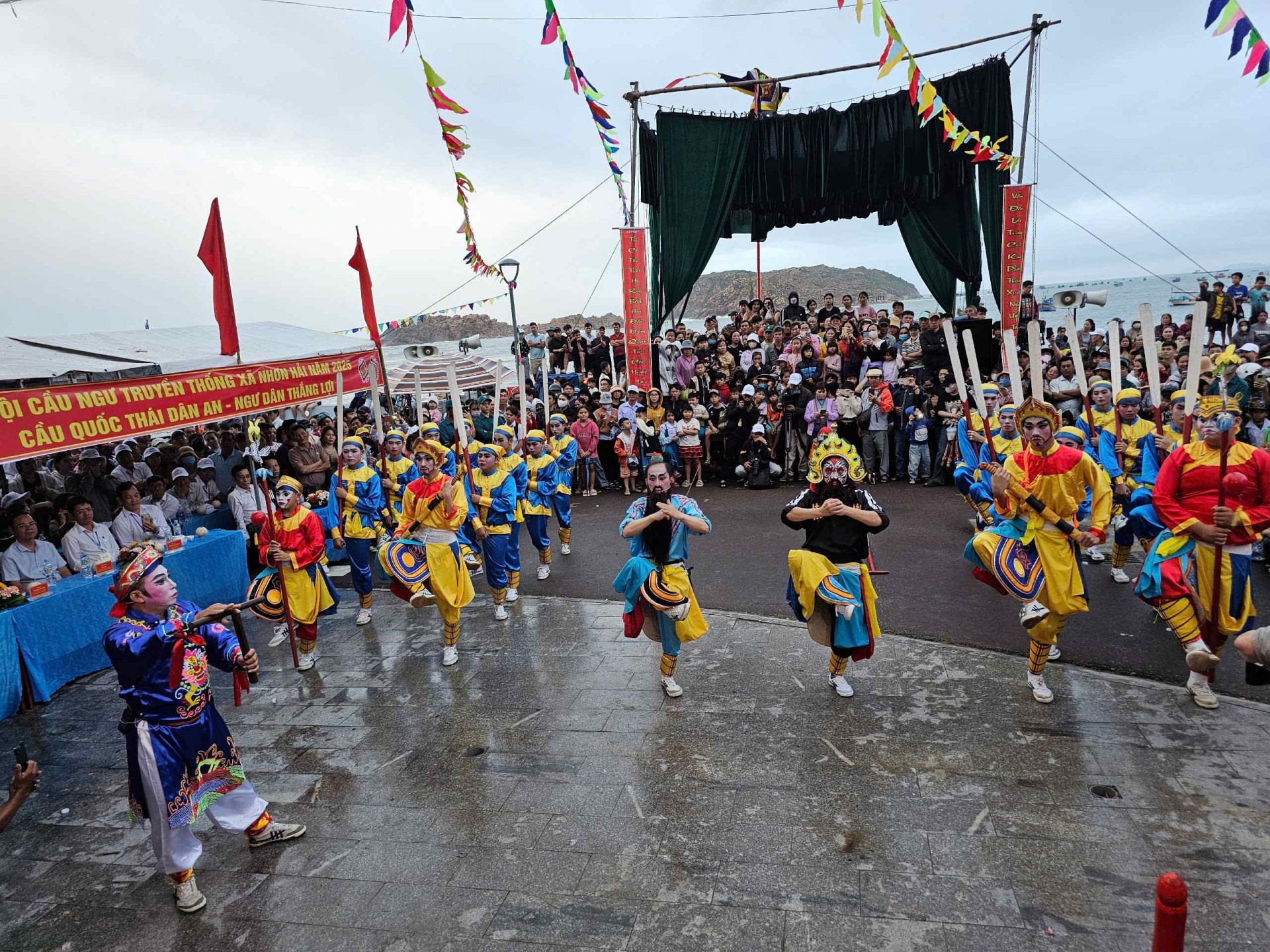 Bình Định: Lễ hội Cầu ngư vạn chài ở Nhơn Hải mang đậm bản sắc văn hóa đặc trưng của ngư dân miền biển Bình Định: Lễ hội Cầu ngư vạn chài ở Nhơn Hải mang đậm bản sắc văn hóa đặc trưng của ngư dân miền biển