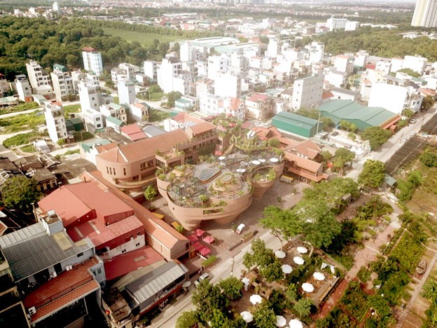 Kiến trúc của Trung tâm Tinh hoa làng nghề Việt thuộc xã Bát Tràng (Gia Lâm - Hà Nội) được lấy cảm hứng từ những khối bàn xoay “vuốt gốm” truyền thống - lối kiến trúc mang âm hưởng nghề