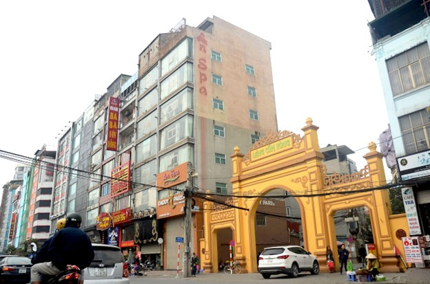 Cổng làng Cốm Vòng nằm giữa những ngôi nhà với kiến trúc hiện đại.  (Ảnh Báo Xây dựng)