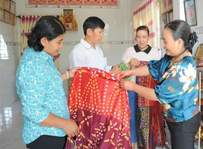 Khách du lịch thích thú với những sản phầm thổ cẩm của đồng bào Khmer ở xã Văn Giáo, thị xã Tịnh Biên, tỉnh An Giang. Khách du lịch thích thú với những sản phầm thổ cẩm của đồng bào Khmer ở xã Văn Giáo, thị xã Tịnh Biên, tỉnh An Giang.