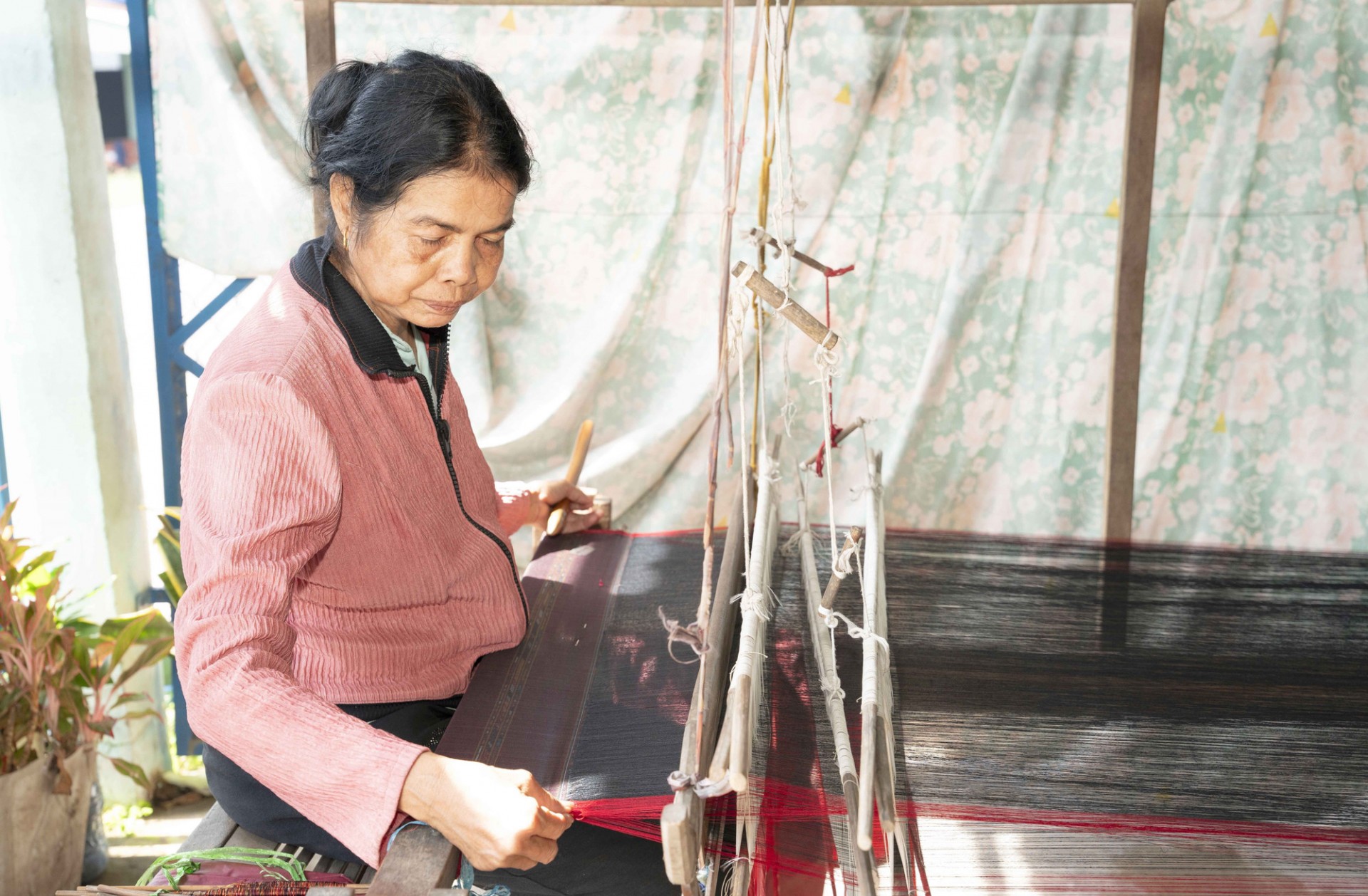 Nghệ nhân Neàng Samon đã gắn bó với nghề dệt thổ cẩm Khmer đã hơn 50 năm và đang tiếp tục truyền dạy nghề truyền thống cho thế hệ sau. Nghệ nhân Neàng Samon đã gắn bó với nghề dệt thổ cẩm Khmer đã hơn 50 năm và đang tiếp tục truyền dạy nghề truyền thống cho thế hệ sau.