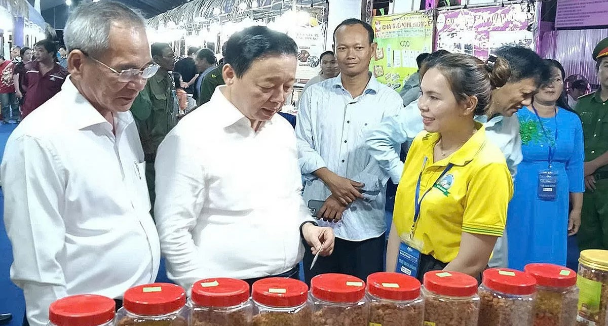 Không gian trưng bày vinh dự đón Phó Thủ tướng Trần Hồng Hà đến tham quan, động viên các gian hàng Không gian trưng bày vinh dự đón Phó Thủ tướng Trần Hồng Hà đến tham quan, động viên các gian hàng