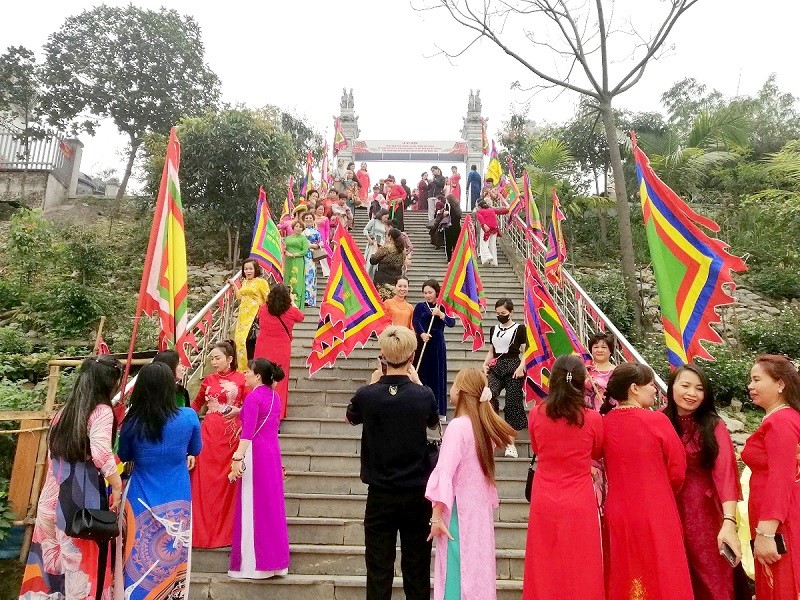 Nhân dân nô nức, xúng xính váy áo truyền thống đi chơi hội Hai Bà Trưng làm không gian lễ hội trở nên náo nhiệt, nhiều màu sắc Nhân dân nô nức, xúng xính váy áo truyền thống đi chơi hội Hai Bà Trưng làm không gian lễ hội trở nên náo nhiệt, nhiều màu sắc