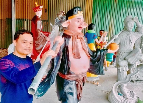 Nghệ nhân điêu khắc Lê Hữu Trí góp phần làm đẹp cảnh quan môi trường nông thôn mới