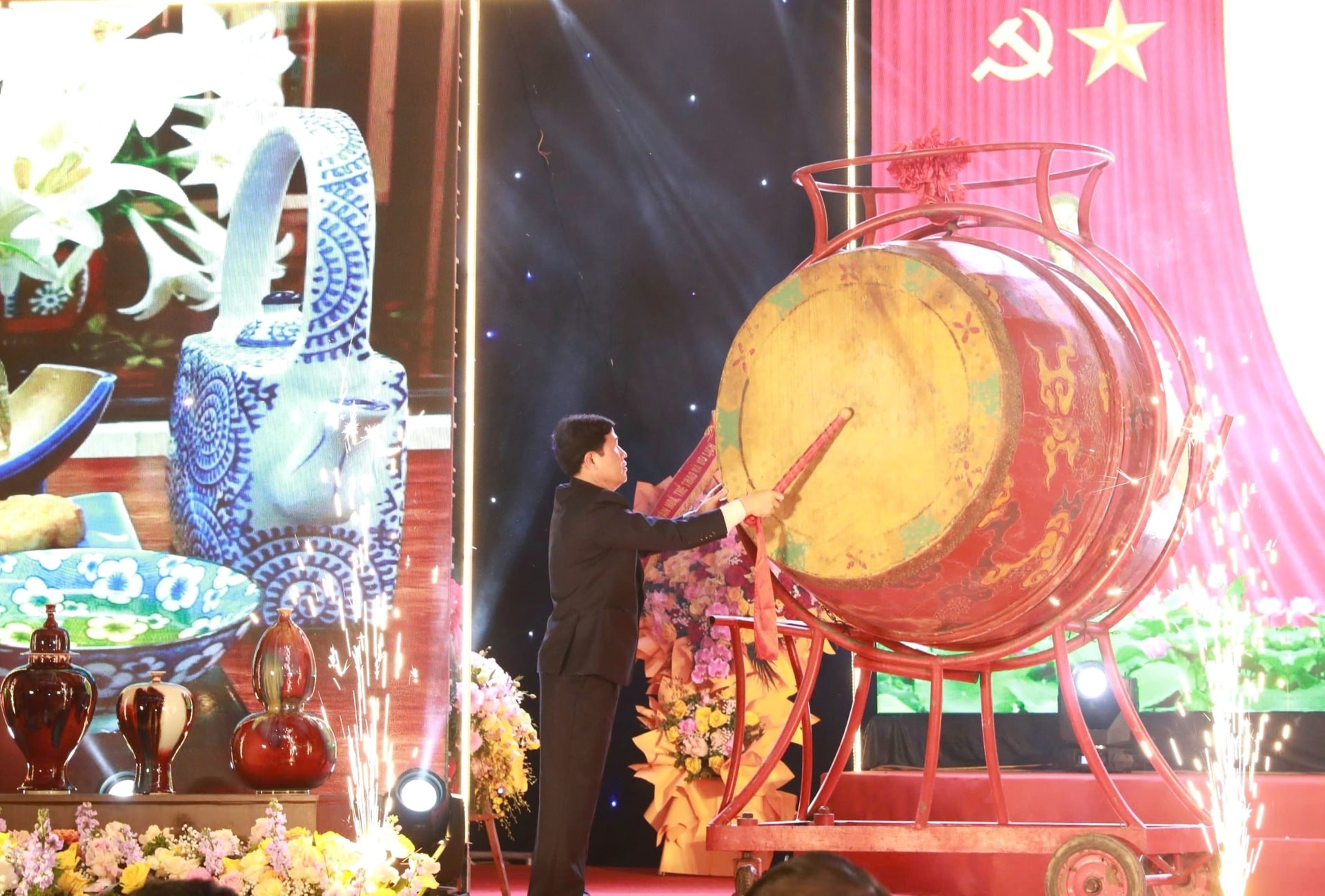 1. Ông Trương Văn Học- Phó Chủ tịch UBND huyện Gia Lâm đánh trống khai mạc lễ hội làng nghề truyền thống Bát Tràng