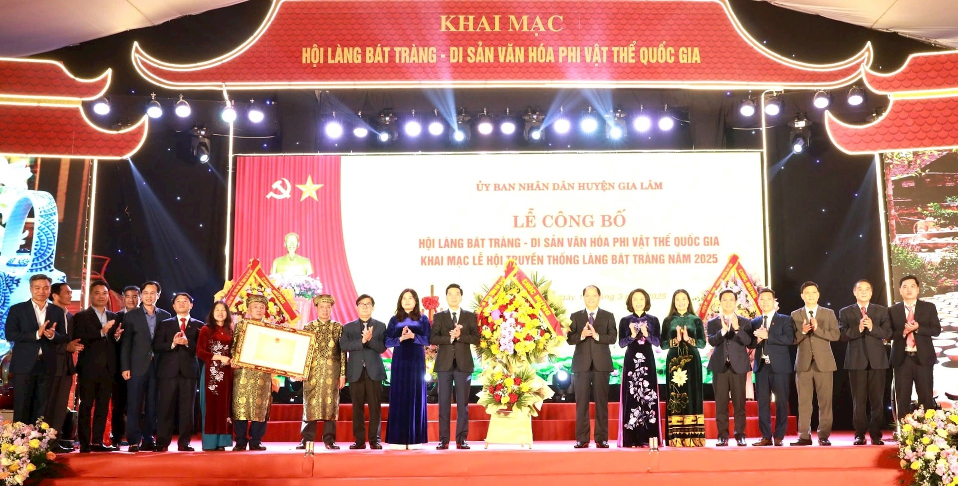 2. Lãnh đạo Cục Di sản văn hóa và thành phố Hà Nội trao chứng nhận Di sản văn hóa phi vật thể Lễ hội làng Bát Tràng và tặng hoa chúc mừng lãnh đạo huyện Gia Lâm, xã Bát Tràng.