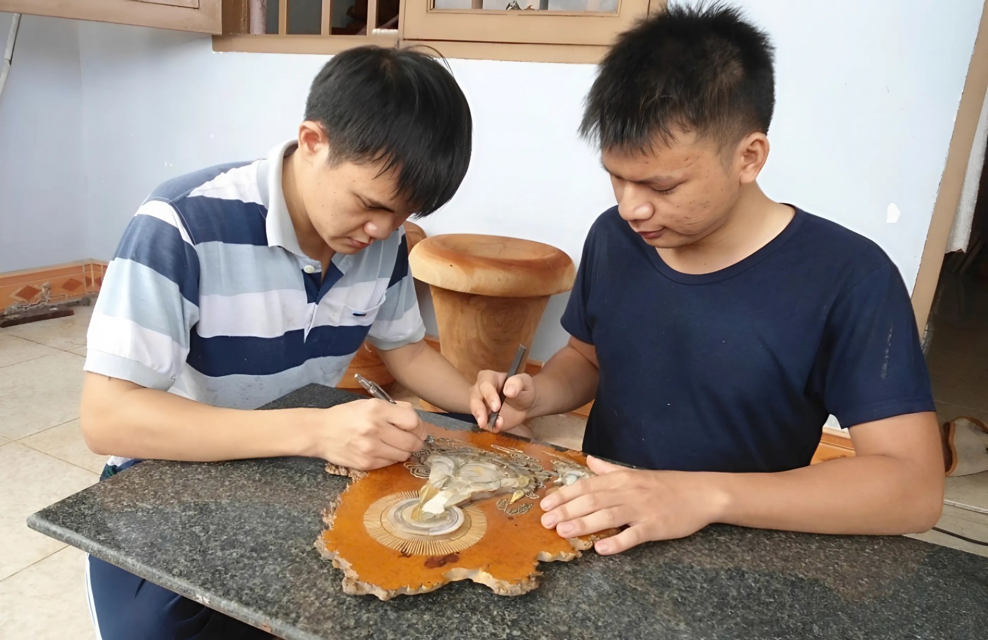 Bàn tay vàng trong nghệ thuật khảm xà cừ - Từ tinh xảo đến tinh hoa