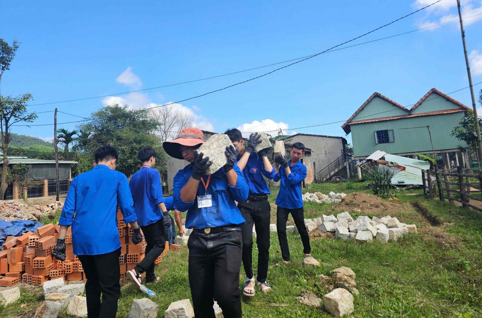 Thanh niên Bình Định chung sức xóa nhà tạm, nhà dột nát Thanh niên Bình Định chung sức xóa nhà tạm, nhà dột nát