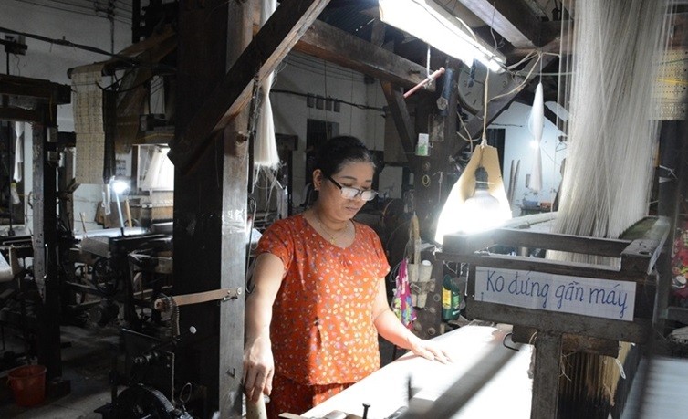 Nghệ nhân tại làng Vạn Phúc (quận Hà Đông) thao tác dệt lụa. Ảnh: CHUNG HOÀNG  Nghệ nhân tại làng Vạn Phúc (quận Hà Đông) thao tác dệt lụa. Ảnh: CHUNG HOÀNG