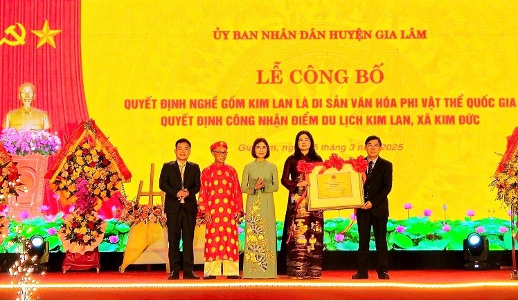 Chủ tịch UBND huyện Gia Lâm Đặng Thị Huyền trao chứng nhận Di sản văn hóa phi vật thể Quốc gia nghề gốm Kim Lan cho lãnh đạo xã Kim Đức. Ảnh: Ánh Dương Chủ tịch UBND huyện Gia Lâm Đặng Thị Huyền trao chứng nhận Di sản văn hóa phi vật thể Quốc gia nghề gốm Kim Lan cho lãnh đạo xã Kim Đức. Ảnh: Ánh Dương