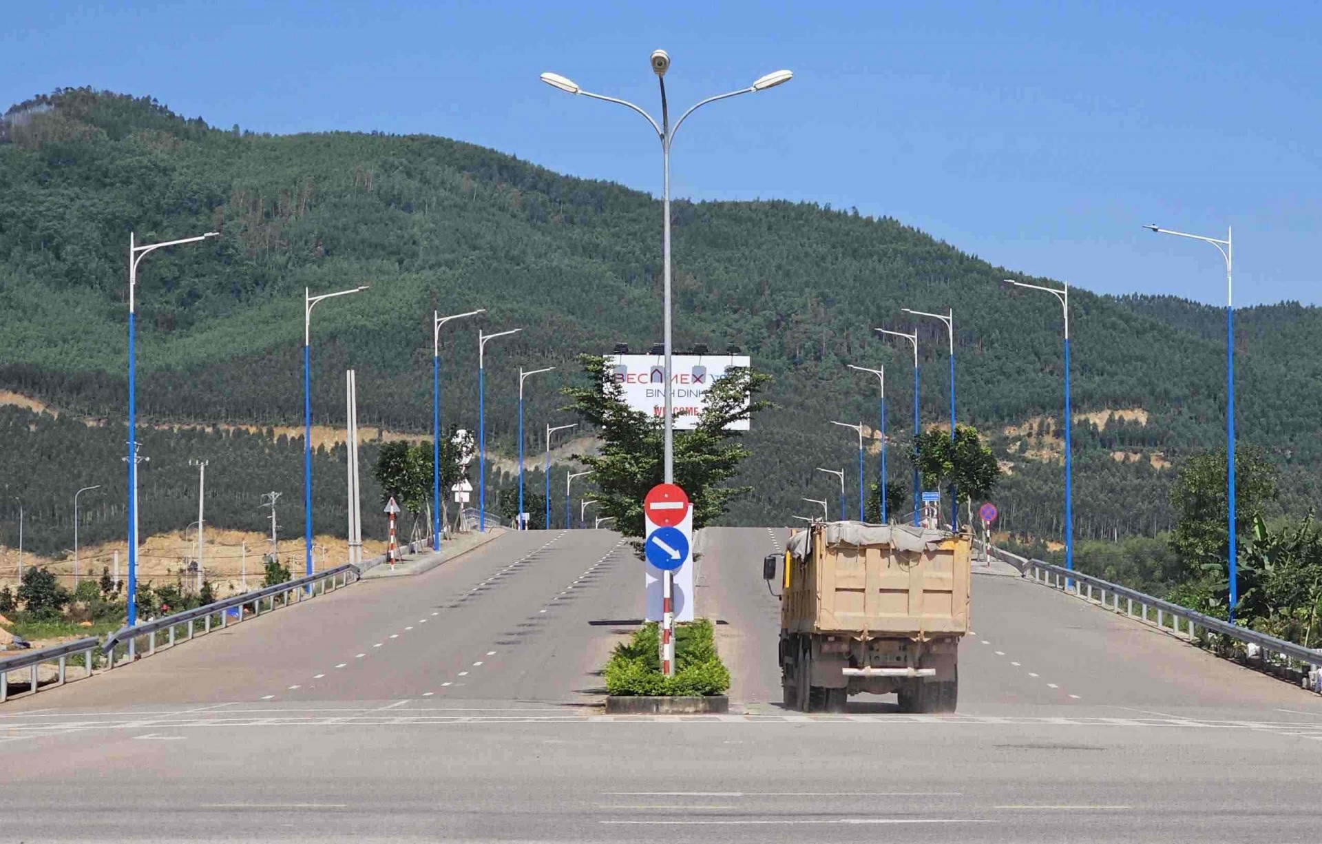Bình Định phát động phong trào thi đua yêu nước năm 2025 Bình Định phát động phong trào thi đua yêu nước năm 2025