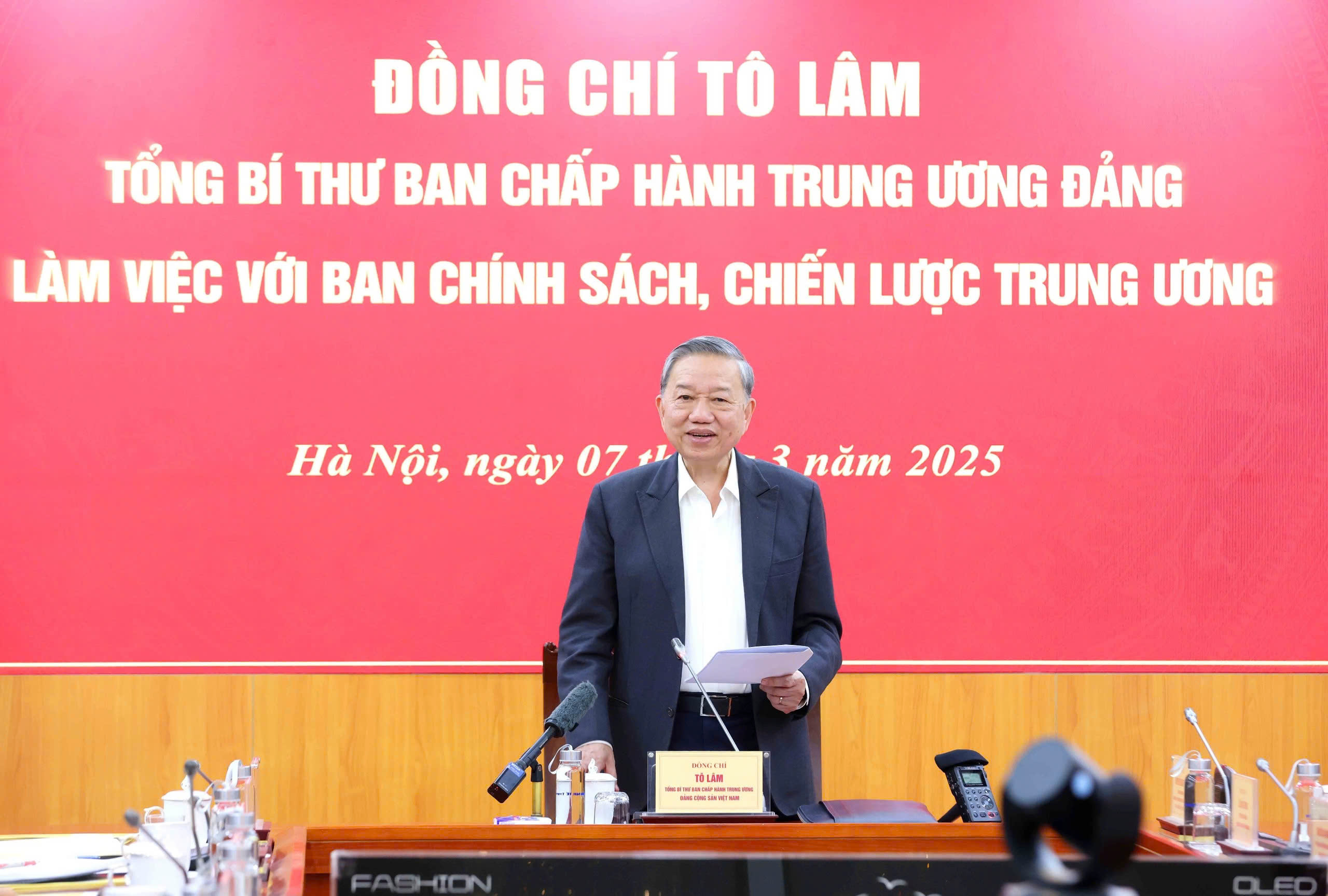 Tổng Bí thư Tô Lâm chủ trì buổi làm việc với Ban Chính sách, chiến lược Trung ương về phát triển khu vực kinh tế tư nhân ở Việt Nam chiều 7-3Ảnh: TTXVN