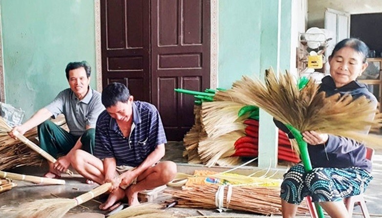 Nguyên liệu dồi dào giúp bà con làng nghề Hà Ân yên tâm sản xuất. Nguyên liệu dồi dào giúp bà con làng nghề Hà Ân yên tâm sản xuất.
