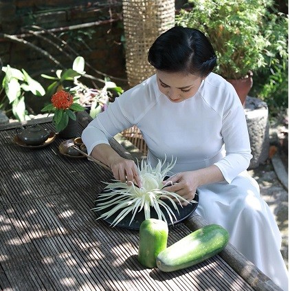 Nghệ nhân Thu và nghệ thuật hoa chẻ cánh. Nghệ nhân Thu và nghệ thuật hoa chẻ cánh.