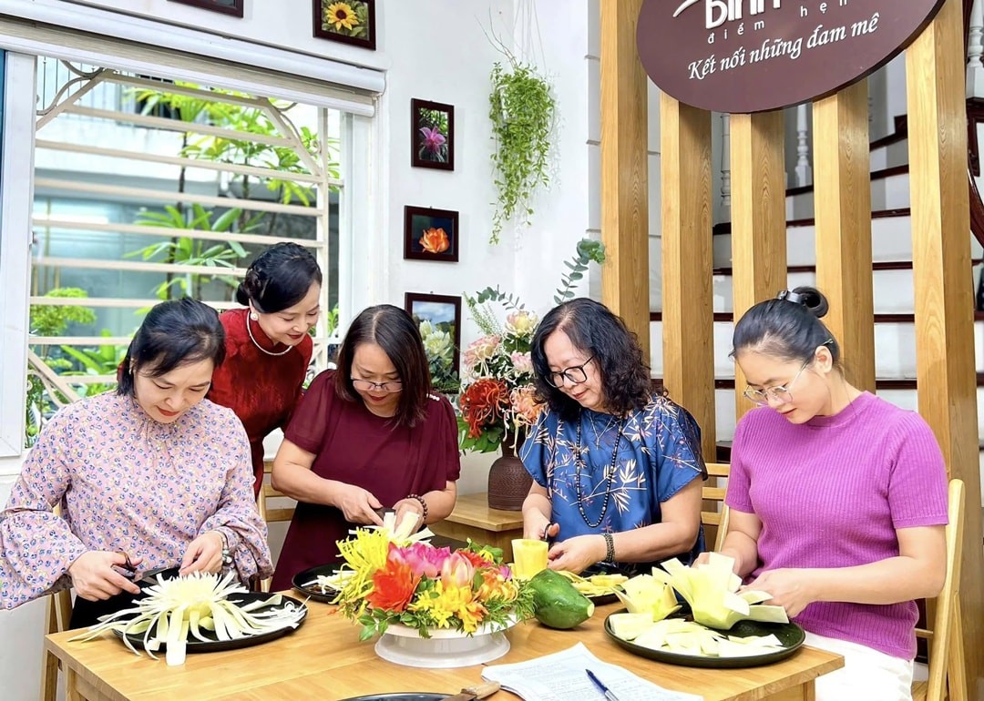 Người nâng tầm nghệ thuật tỉa hoa đu đủ chẻ cánh Người nâng tầm nghệ thuật tỉa hoa đu đủ chẻ cánh