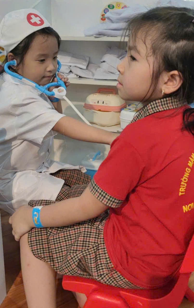 Trẻ trải nghiệm làm bác sĩ Trẻ trải nghiệm làm bác sĩ