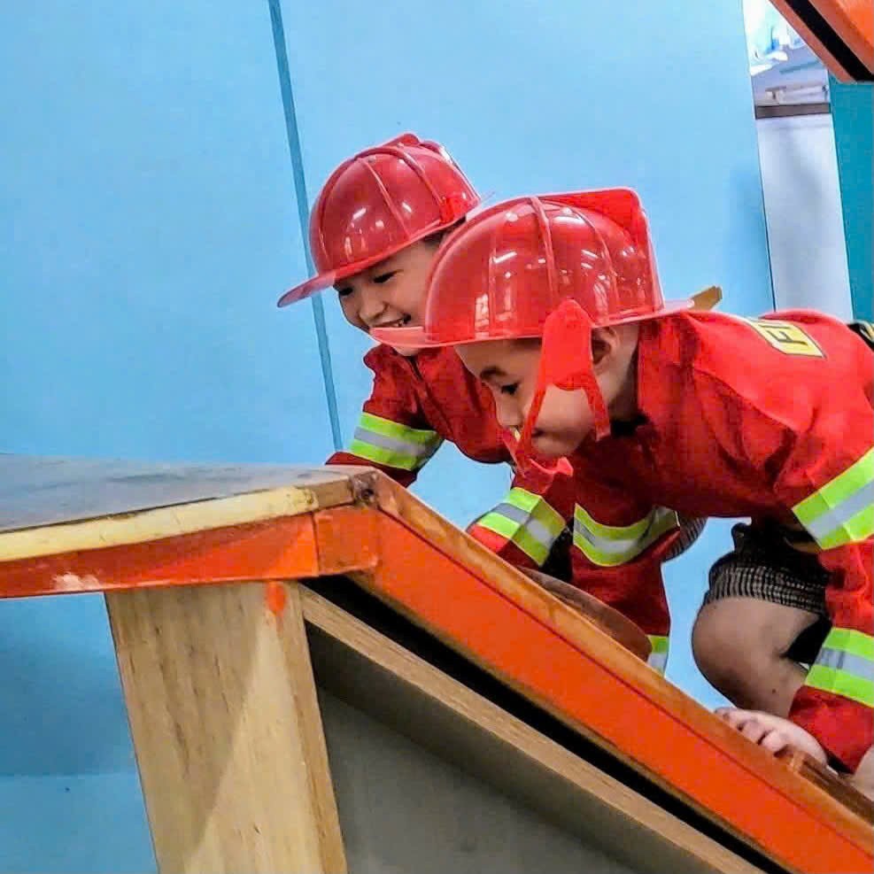 Trẻ trải nghiệm làm cảnh sát Phòng cháy, chữa cháy Trẻ trải nghiệm làm cảnh sát Phòng cháy, chữa cháy