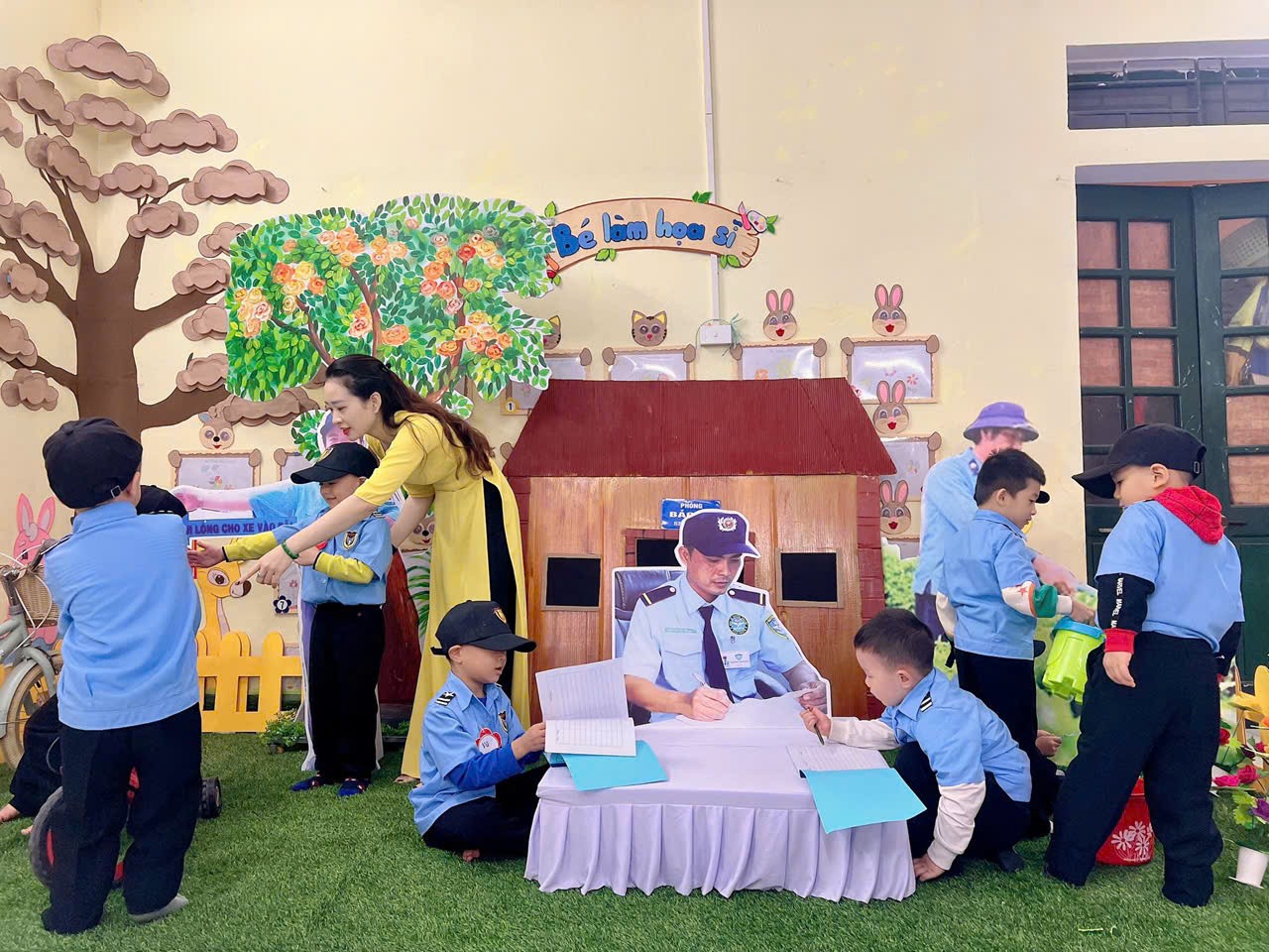 Cùng cô khám phá công Trẻ trải nghiệm tham gia tiệc Buffe việc của bác bảo vệ Cùng cô khám phá công Trẻ trải nghiệm tham gia tiệc Buffe việc của bác bảo vệ