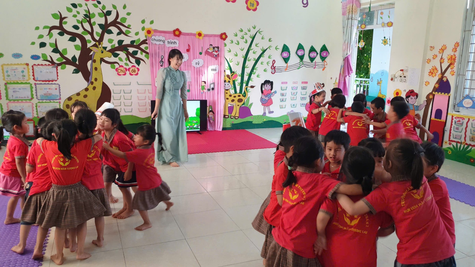 Trẻ thảo luận theo nhóm Trẻ nêu ý kiến cá nhân trong giờ thống nhất câu trả lời chung của tổ Trẻ thảo luận theo nhóm Trẻ nêu ý kiến cá nhân trong giờ thống nhất câu trả lời chung của tổ