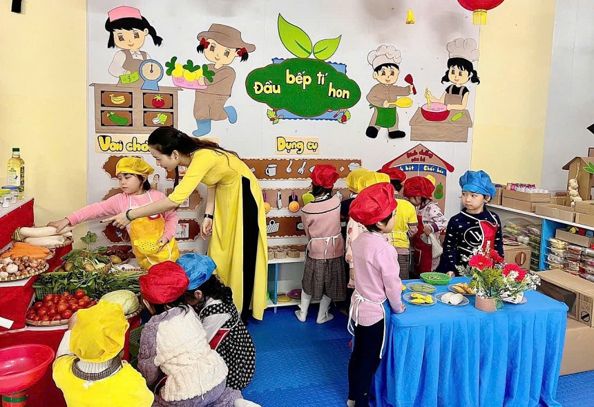 Trẻ đóng vai đầu bếp Trẻ đóng vai đầu bếp