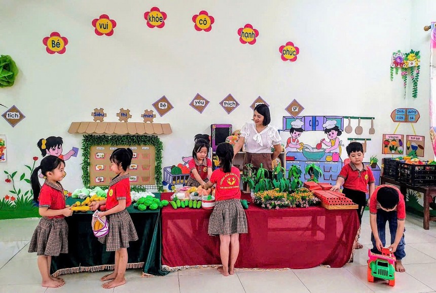 Trẻ đóng vai cô bán hàng và khách mua hàng. Trẻ đóng vai cô bán hàng và khách mua hàng.