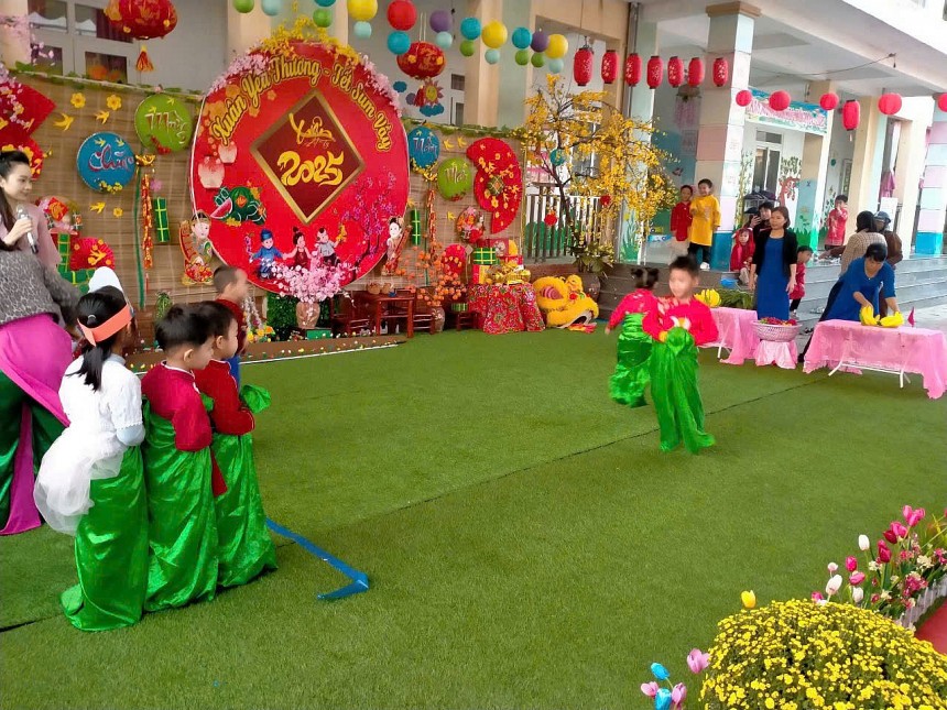 Trẻ chơi các trò chơi dân gian trong chương trình “Vui hội mừng Xuân 2025” Trẻ chơi các trò chơi dân gian trong chương trình “Vui hội mừng Xuân 2025”