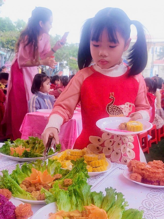 Trẻ trải nghiệm tham gia tiệc Buffe Trẻ trải nghiệm tham gia tiệc Buffe