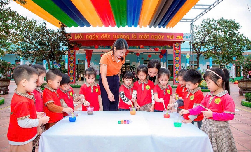 Cô giáo đang dạy trẻ cách pha màu Cô giáo đang dạy trẻ cách pha màu