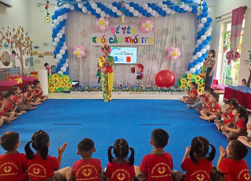 Hoạt động học “Nhận biết khối cầu, khối trụ” Hoạt động học “Nhận biết khối cầu, khối trụ”