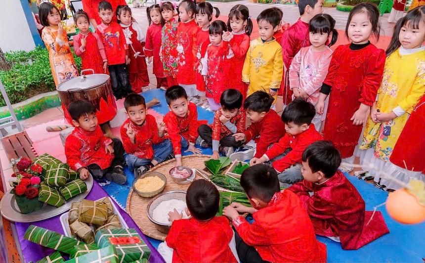 Trẻ được trải nghiệm gói bánh chưng ngày Tết Trẻ được trải nghiệm gói bánh chưng ngày Tết