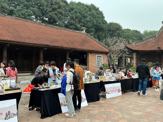 Các quầy trải nghiệm được bố trí “mở” cho công chúng trải nghiệm. (Ảnh: Minh Ngọc/Vietnam+)