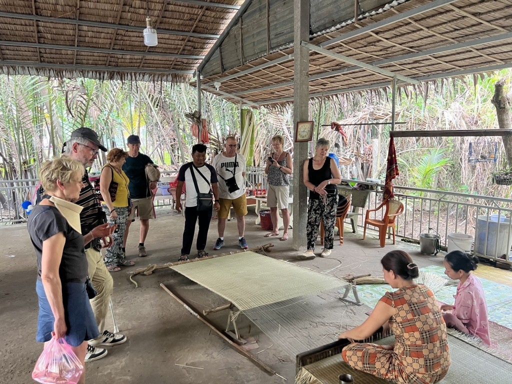 Du khách tham quan làng nghề dệt chiếu tại Bến Tre – Ảnh: VGP/Hoàng Trung