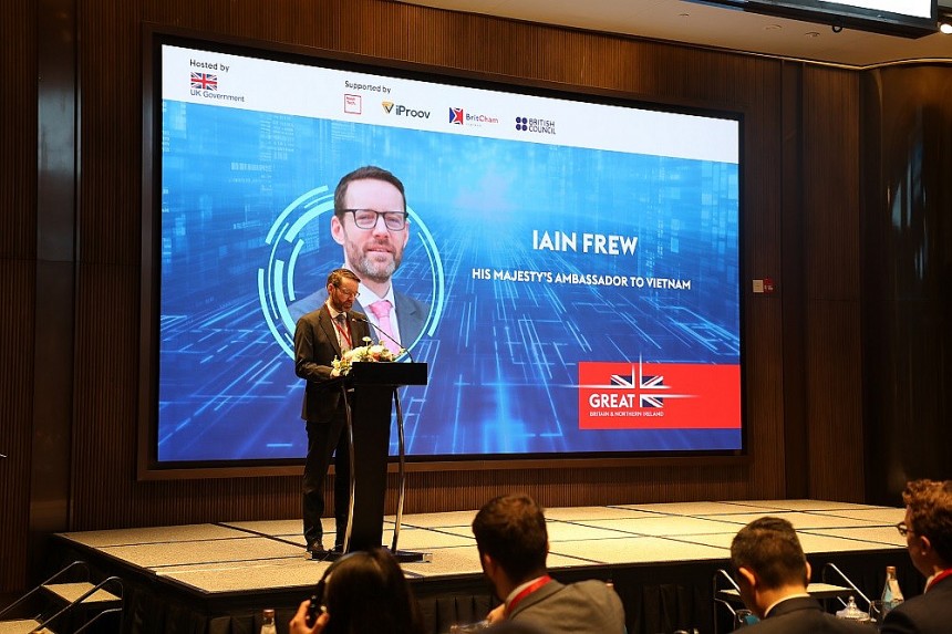 Ông Iain Frew - Đại sứ Anh tại Việt Nam Ông Iain Frew - Đại sứ Anh tại Việt Nam