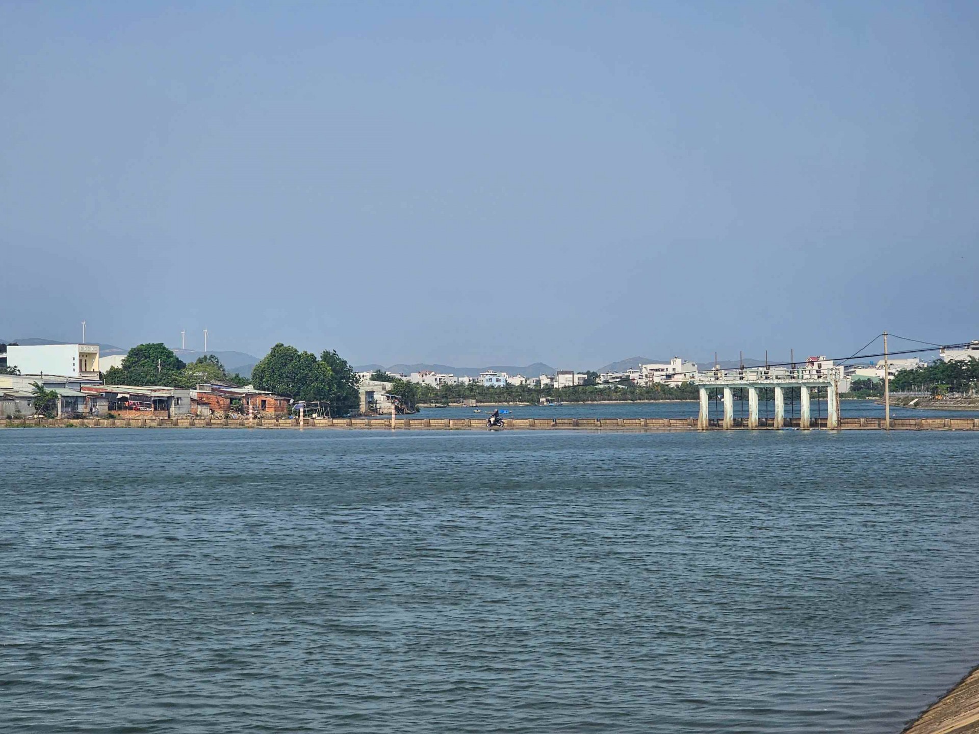 Bình Định có một đô thị ven sông Dinh lung linh in bóng nước