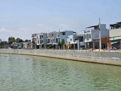 binh dinh co mot do thi ven song dinh lung linh in bong nuoc