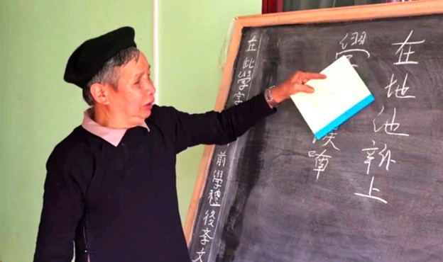 Nghệ nhân Đặng Hồng Khánh đứng lớp dạy chữ Nôm - Dao cho thế hệ trẻ