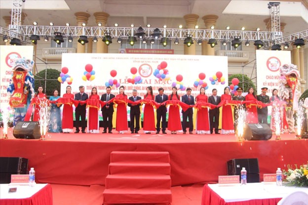 Các đại biểu cắt băng khai mạc triển lãm Các đại biểu cắt băng khai mạc triển lãm