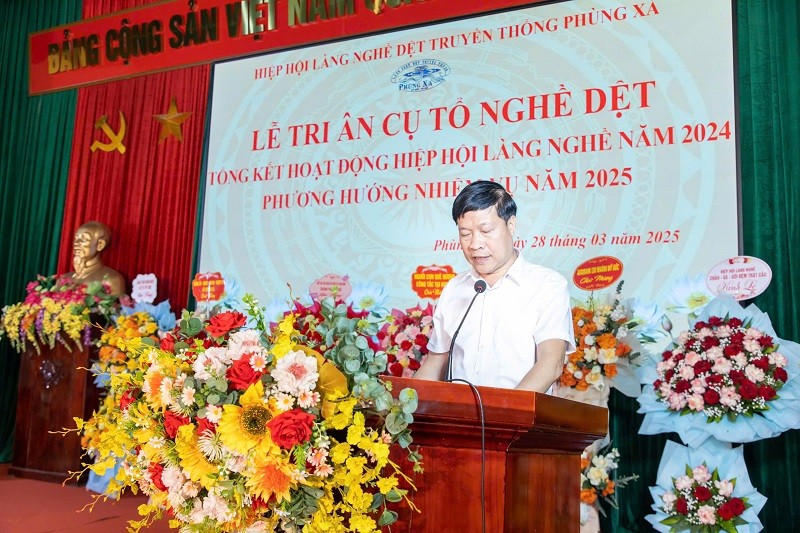 Ông Nguyễn Duy Trường - Chủ tịch Hiệp hội dệt Phùng Xá đọc báo cáo kết quả hoạt động của nhiệm kỳ III và Phương hướng hoạt động của nhiệm kỳ IV.