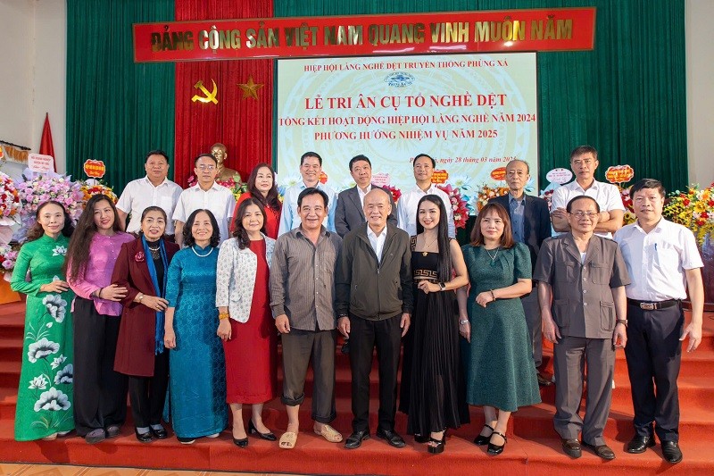 Các đại biểu chụp ảnh lưu niệm.