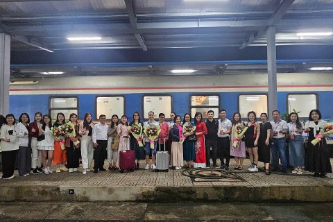 binh dinh chao don gan 800 du khach tren chuyen tau mien phi