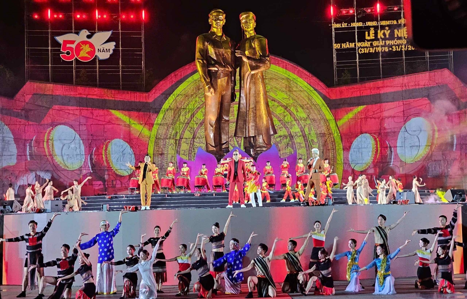 Bình Định đón nhận Huân chương độc lập hạng Ba Bình Định đón nhận Huân chương độc lập hạng Ba