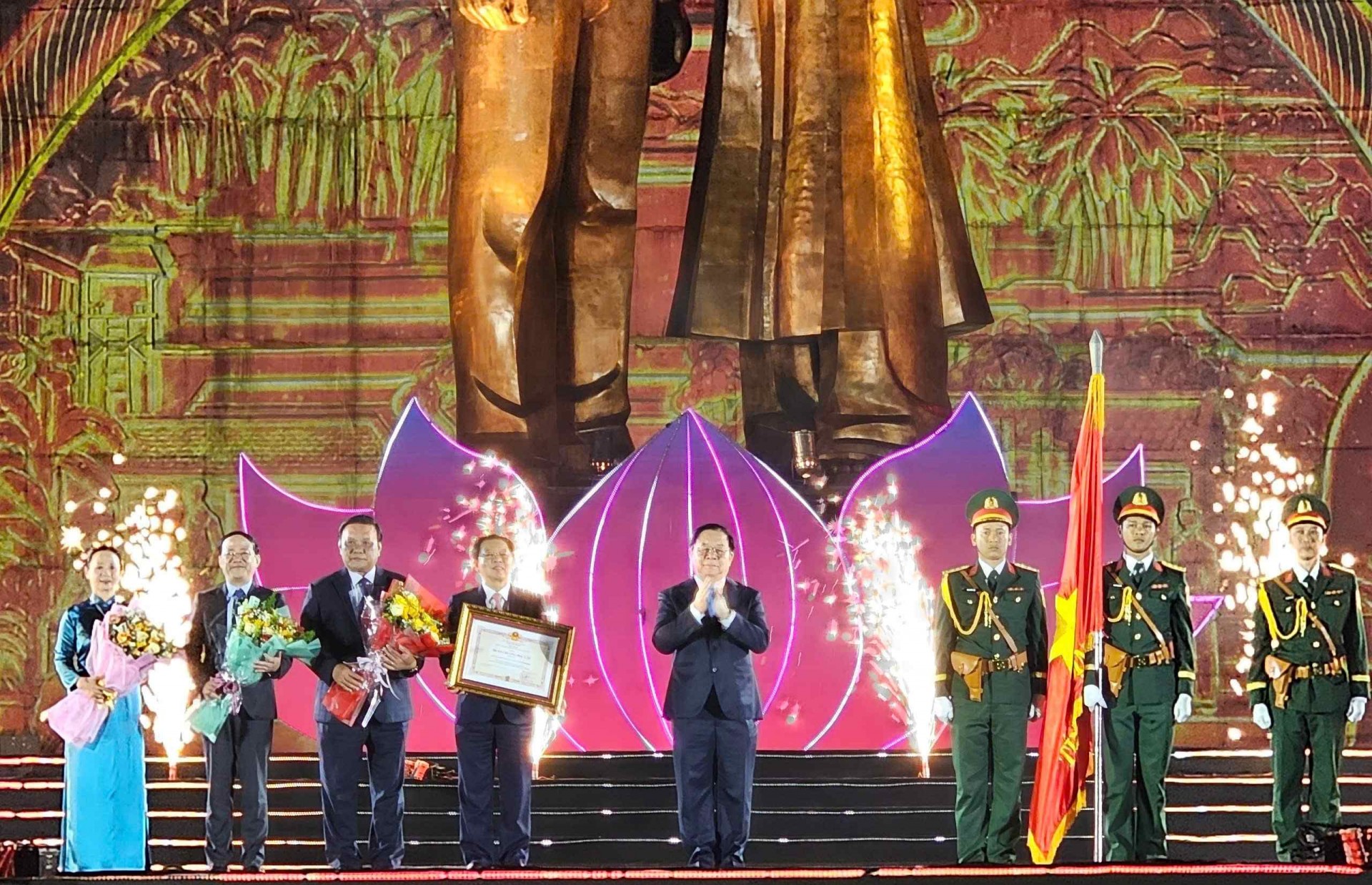 Bình Định đón nhận Huân chương độc lập hạng Ba Bình Định đón nhận Huân chương độc lập hạng Ba